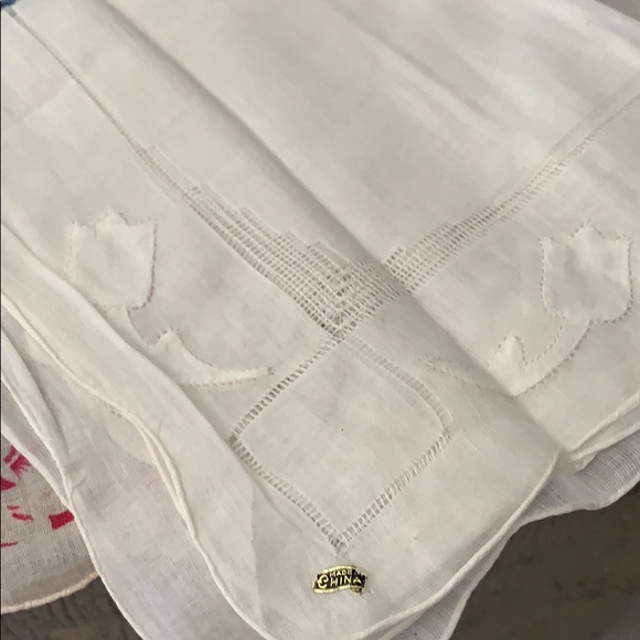 Four(4) vintage hankies - Picture 2 of 5